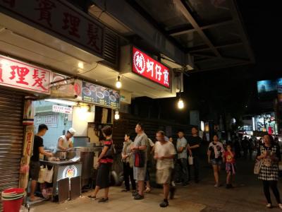 ローカルに混じって食事を楽しむ