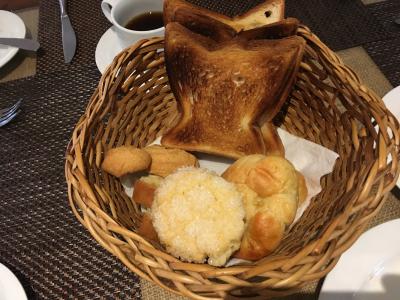 朝ご飯のパン。少し減らしたけど全部食べれんｗ