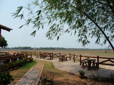 ロッジの前に広がる平原