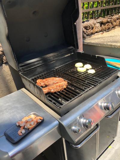 プールサイドのバーベキューグリル
