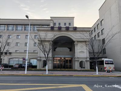 地下鉄出口からまっすぐ歩いてこの外観です。