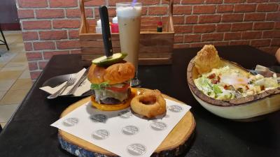 Rock Me Burger のボリューミーなバーガー