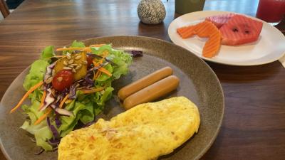 朝食。卵料理とタイ料理の2種類から選択。
