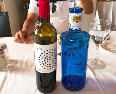 サービスのワインと水