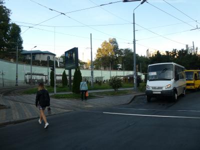 ホテルの前にある路面電車の駅とバス停