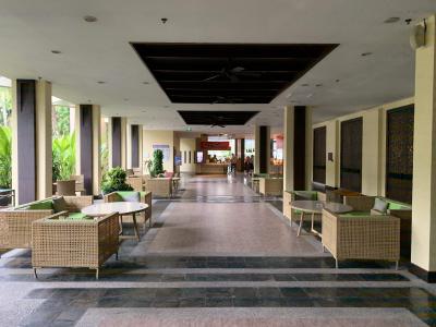 レストランへ向かう通路。リゾート感があります