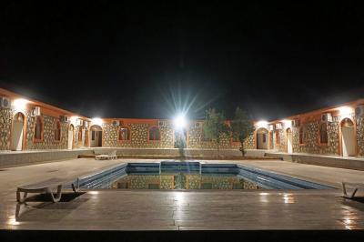 宿泊棟の中央にはプール。