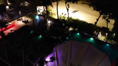 夜のプールとビーチ