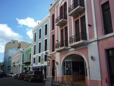 一見かわいい外観。バルコニー崩れ落ちそう。