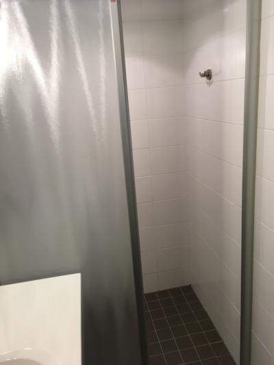 シャワーカーテンではなくスライドドアの仕切りで防水が完璧