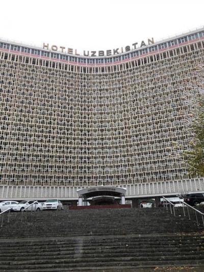 旧ソ連の巨大ホテルって感じです