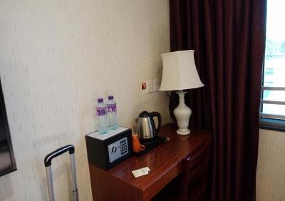 机は狭いです。セイフティボックスは、扉が開かず使えません。