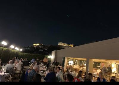 屋上レストランから見える夜のアクロポリス