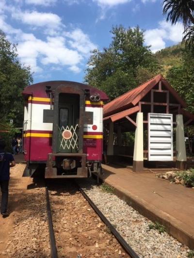 カンチャナブリー駅で降りずに、タムクラセー駅まで行くべき