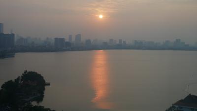 タイ湖と夕日