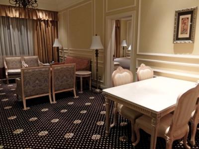 リビングエリアにはダイニングテーブルもあります