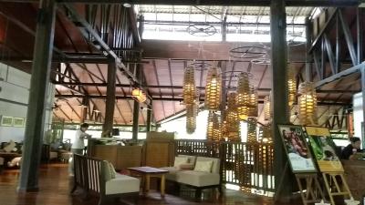 居心地のいいオープンエアなロビー