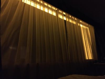 ホテル自体のライトアップの為に窓外が黄色く照らされています