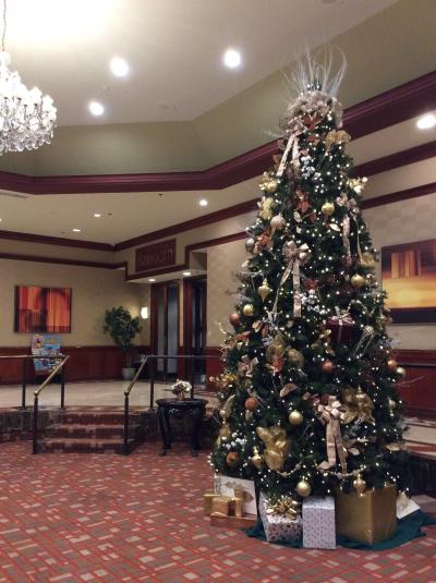 ロビーのあちらこちらにクリスマスツリー