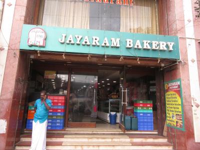 旧市街の大通りに面したベーカリー＆食堂「JAYARAM Bakery」