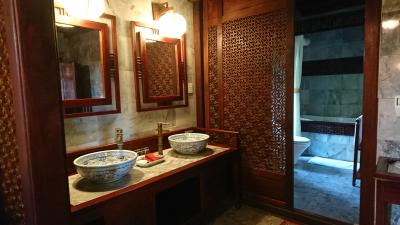 陶器や大理石が使われているバスルーム
