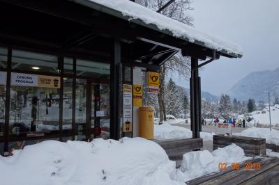 雪のボーヒン湖畔のバス停とインフォメーション案内所