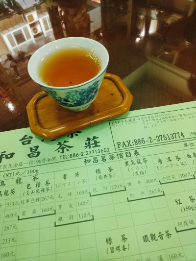 地元の方と日本人であふれるお店