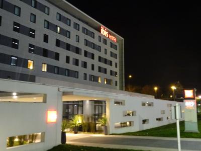 CDG VAL＆RERの駅の目の前にあります。