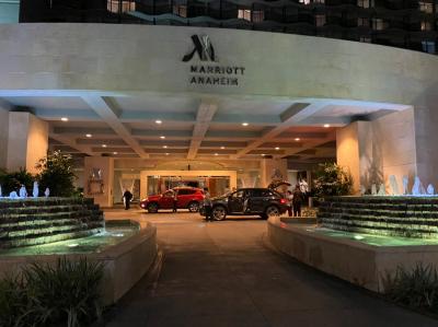 エントランスは広く、ウーバーの車がここまでは入れます