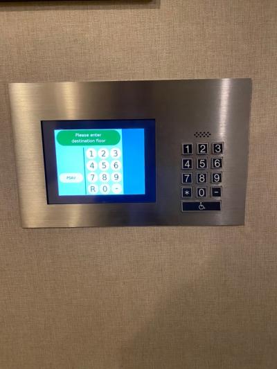 階のボタンを押すと、どのエレベーターが来るか教えてくれる