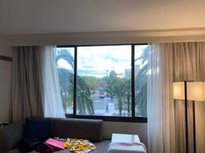 部屋の窓からバス停の様子が見えて便利だった