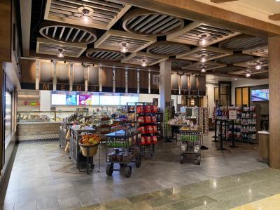 フードコート。閉まるのが早い。