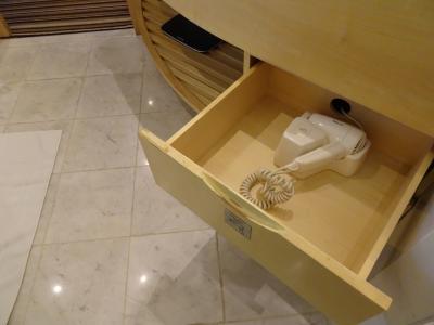 なぜか引き出しの中に。取り外し不可能なドライヤー