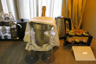 フルボトルのスパークリングワインとスイーツをいただきました