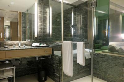 石造りのバスルームも広々