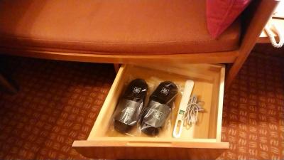 ソファー下の引き出し