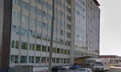 ホステルの入り口は建物裏側です！この写真に写っているところ。