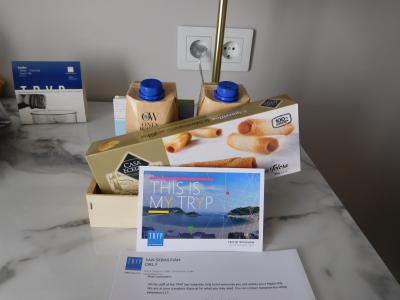 無料の水やお菓子がありました。