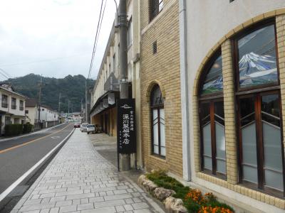 上質な陶器を眺めて目の保養