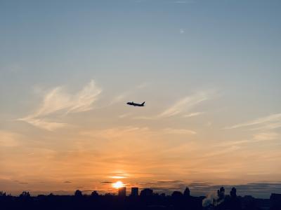 部屋の窓からの眺め。飛行機と夕日がとても綺麗でした。