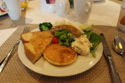 朝食会場で作ってもらったフレンチトーストとパンケーキ