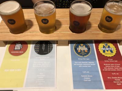 ホテル内の4taps Barでのクラフトビール飲み比べ