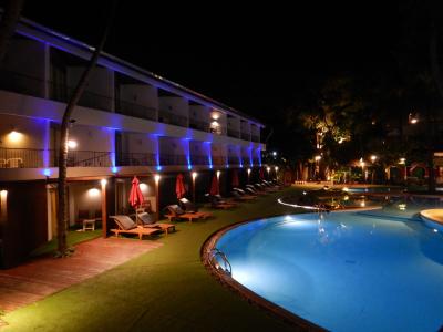 夜のプール綺麗でした