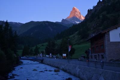 早朝、近くの橋から見たマッターホルン