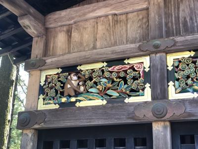 左の彫刻から右へとストーリーがある