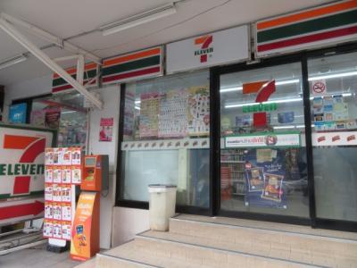 隣にセブンイレブンがあります