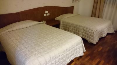 床はカーペットではなくフローリングのため椅子の移動音が響く