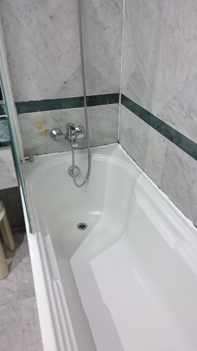 タイルにカビがはびこっていました