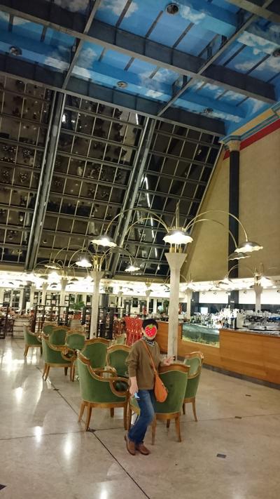 ロビーとレストランが一体の空間にあり大変開放的