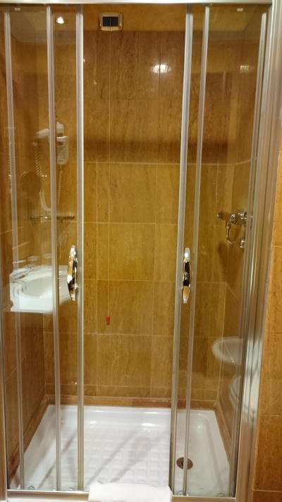 清潔なシャワールーム